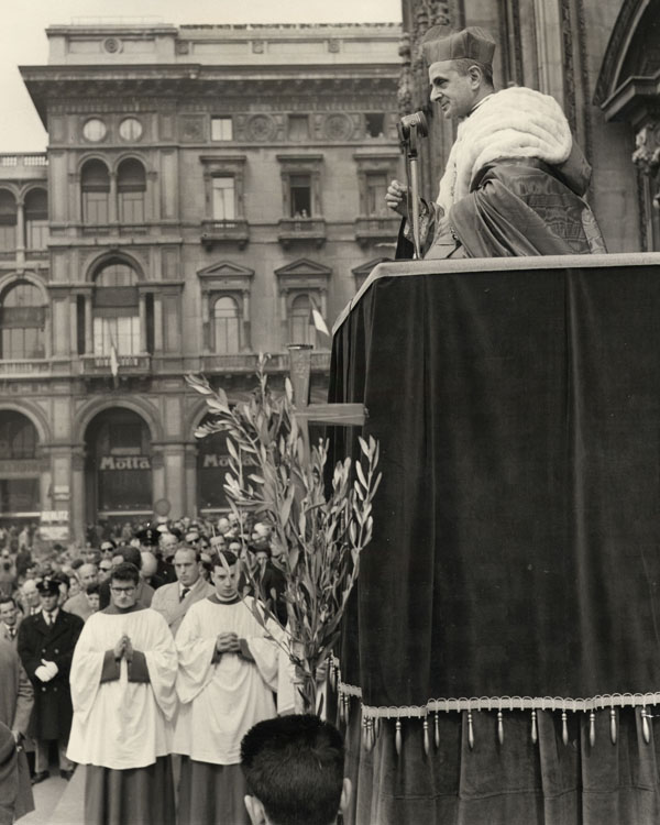 Il cardinale Montini in piazza Duomo a Milano, nella Domenica delle Palme, 22 marzo 1959 (Archivio Istituto Paolo VI).